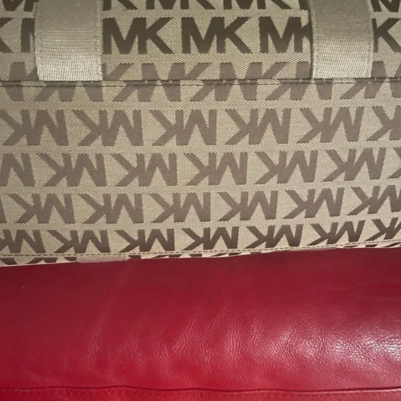 Micheal Kors Large tan tote bag.